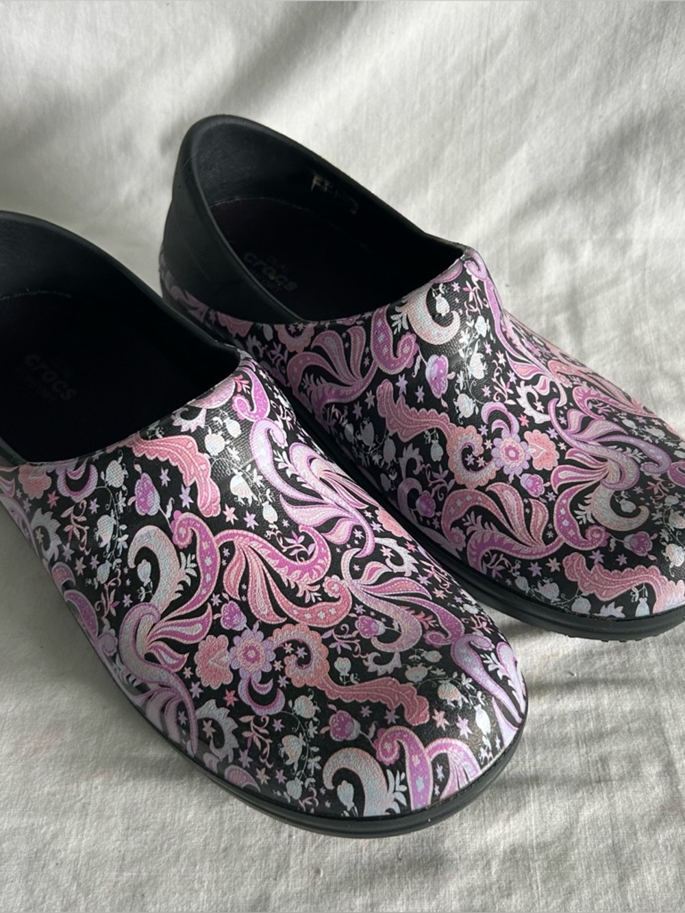Women’s CROCS Neria Pro II Pink Paisley Graphic Clog Shoes Slip Resistant Sz 8